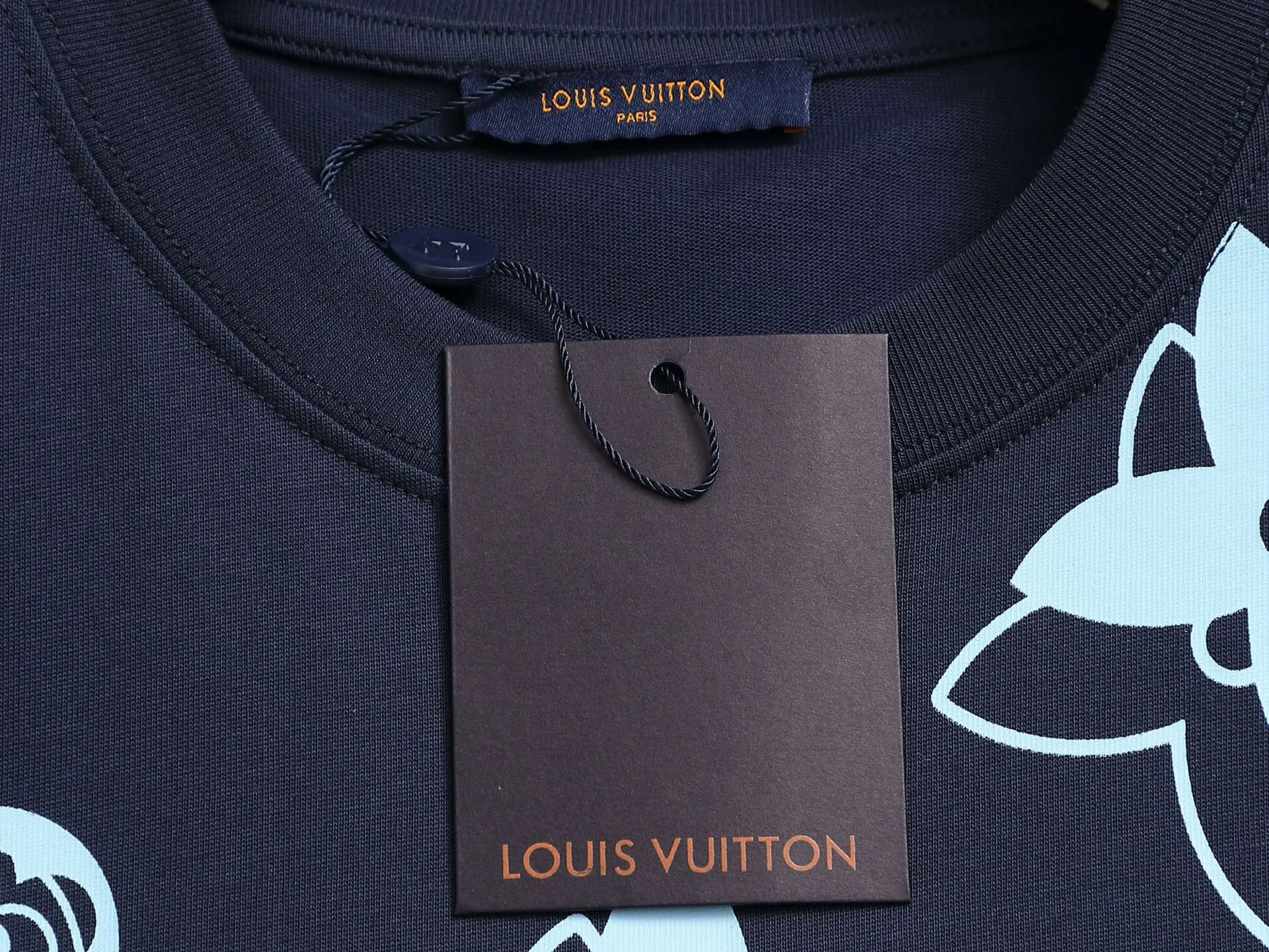 🅿️170 LOUIS VUITTON Louis Vuitton 23ss new color series with all-over printed pattern on the back, classic pullover round neck short sleeves. Customized 260 grams of vat-dyed fabric. Very comfortable to touch. Latest brick cabinet synchronization for spring and summer. Fashionable and personalized. Super versatile and good-looking. Very suitable for both men and women. Must-have style. Tag. Collar label. Washed wheat. Three labels complete. Color: Navy blue. White. Size: XS~L.